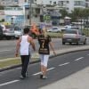 Antonia Fontenelle é clicada com a blusa do Botafogo durante passeio em praia do Rio