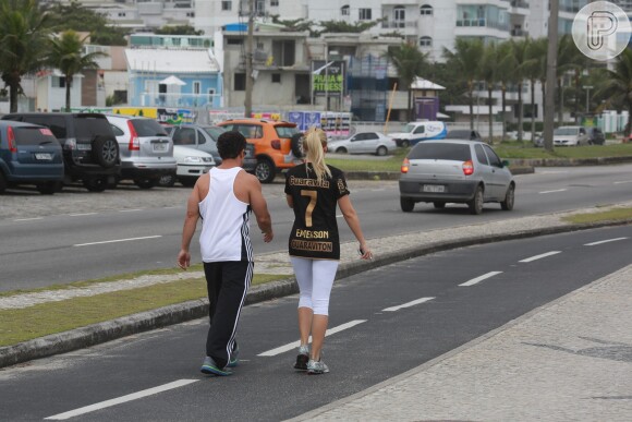 Antonia Fontenelle é clicada com a blusa do Botafogo durante passeio em praia do Rio