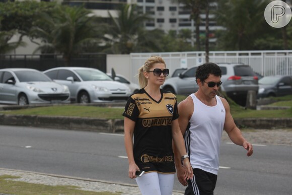 Antonia Fontenelle vestiu a camisa de Emerson Sheik durante caminhada na praia