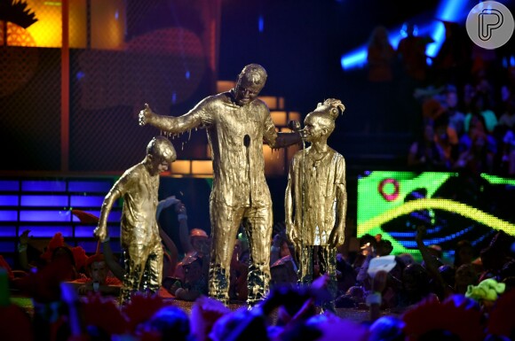 David Beckham e os filhos Romeo e Cruz ficam completamente sujos de tinta dourada