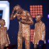 Sujos de tinta dourada, David Beckham brinca com os filhos Romeo e Cruz no prêmio Nickelodeon Kids' Choice Sports Awards