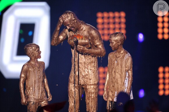 Sujos de tinta dourada, David Beckham brinca com os filhos Romeo e Cruz no prêmio Nickelodeon Kids' Choice Sports Awards