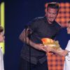David Beckham recebia prêmio com os filhos quando recebeu o banho de tinta dourada