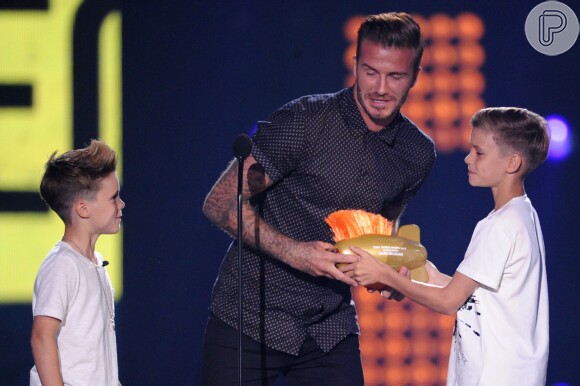 David Beckham recebia prêmio com os filhos quando recebeu o banho de tinta dourada