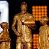 David Beckham toma banho de tinta dourada ao lado dos filhos Romeo e Cruz no prêmio Nickelodeon Kids' Choice Sports Awards, em 17 de julho de 2014