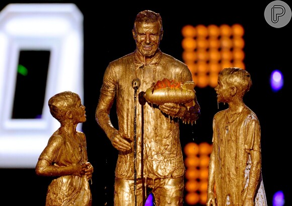 David Beckham toma banho de tinta dourada ao lado dos filhos Romeo e Cruz no prêmio Nickelodeon Kids' Choice Sports Awards, em 17 de julho de 2014