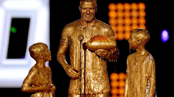 David Beckham e os filhos tomam banho de tinta dourada durante premiação nos EUA