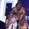 David Beckham limpa o rosto do filho após banho de tinta dourada