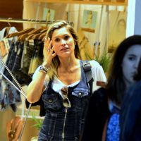 Flávia Alessandra faz compras em loja de roupas em shopping do Rio