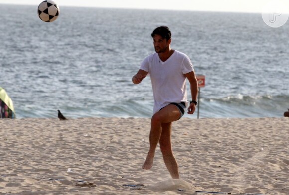 Marcelo adora exercícos; sempre que pode vai à praia jogar futevôlei com os amigos