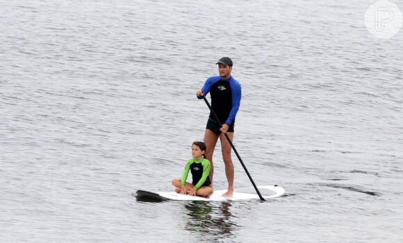Praticante de stand up paddle, Marcelo levou a filha, Catarina, para o mar junto com ele