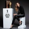 Gisele Bündchen foi escolhida pela FIFA para entrar no Maracanã levando o baú da Louis Vuitton com a taça dos campeões