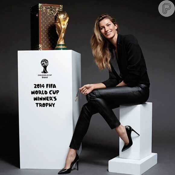 Gisele Bündchen foi escolhida pela FIFA para entrar no Maracanã levando o baú da Louis Vuitton com a taça dos campeões