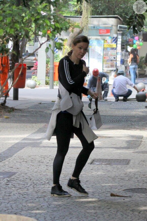 Julia Lemmertz é flagrada após fazer passeio de bicicleta no Rio de Janeiro