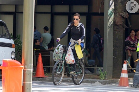 Julia Lemmertz curte momento de folga em passeio de bicicleta, no Rio