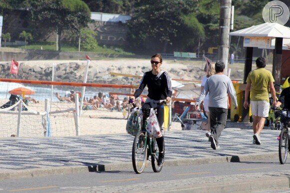 De férias da TV, Julia Lemmertz passeia de bicicleta no Rio de Janeiro