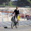 Julia Lemmertz passeia de bicicleta no Rio após encerrar trabalho em 'Em Família' (21 de julho de 2014)