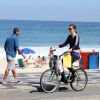 Julia Lemmertz faz passeio de bicicleta na orla carioca
