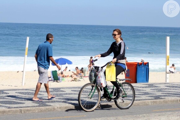 Julia Lemmertz faz passeio de bicicleta na orla carioca