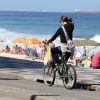 Julia Lemmertz passeia de bicicleta no Rio após encerrar trabalho em 'Em Família' (21 de julho de 2014)