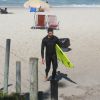 Cauã Reymond curtiu a terça-feira (22 de julho de 2014) de sol surfando na praia da Barra da Tijuca, na Zona Oeste do Rio. Após uma manobra mais arriscada, o ator não conseguiu ficar em pé na prancha e se jogou no mar para evitar levar um caldo