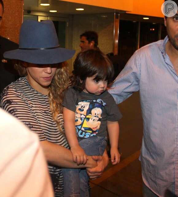 Shakira usou um chapéu de feltro azul ao desembarcar no Rio de Janeiro para se apresentar na cerimônia de encerramento da Copa do Mundo