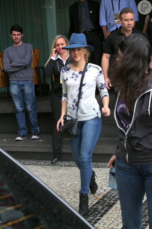 Shakira usou o mesmo chapeeu azul de feltro no dia seguinte, para passear pelo Rio de Janeiro.