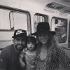 Shakira usou um chapéu de feltro preto com uma blusa estampada durante as férias ao lado do filho, Milan, e do marido, Gerard Piqué