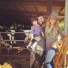 Também durante as férias, Shakira usou o acessório para visitar uma fazenda com a família