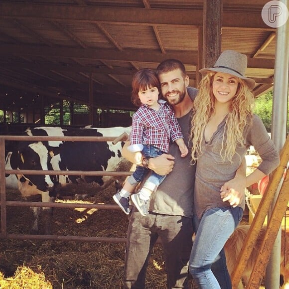 Também durante as férias, Shakira usou o acessório para visitar uma fazenda com a família