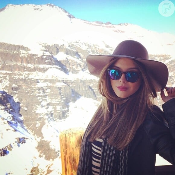 Giovanna Lancellotti posou usando um chapéu durante um passeio pela região do Valle Nevado, no Chile