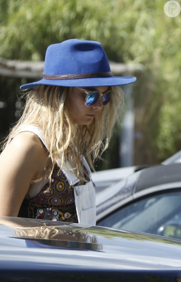 Cara Delevigne usou um chapéu de feltro azul durante passeio por St. Tropez