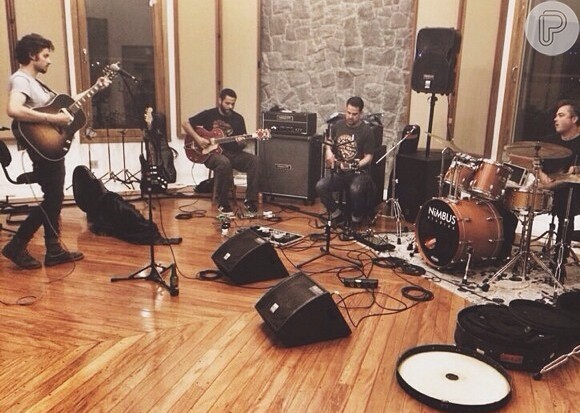 Chay Suede passa a madrugada em estúdio com outros músicos e compartilha foto com fãs