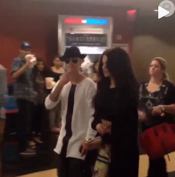 Na ocasião, Justin Bieber e Selena Gomez foram juntos ao cinema