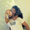 Cauã Reymond posou com a modelo Laís Ribeiro para a campanha de verão 2015 da grife Ellus. Nos cliques, Cauã exibiu sua boa forma em fotos na piscina e mostrou desenvoltura em cliques mais sensuais ao lado da top