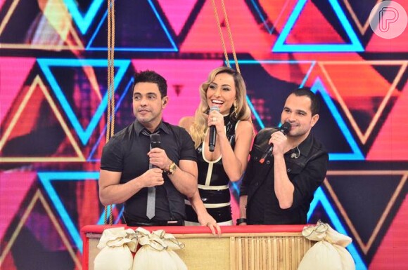 Sabrina Sato recebe a dupla Zezé Di Camargo e Luciano em seu programa, na TV Record (26 de julho de 2014)