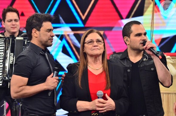 Zezé Di Camargo e Luciano recebem a mãe, Helena, no programa de Sabrina Sato