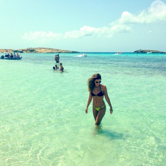 Mariana Rios está dividindo com os seus seguidores da rede social fotos em que aparece em praias paradisíacas