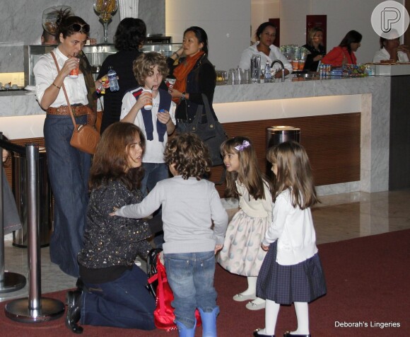Giovanna Antonelli vai ao teatro com os filhos Pietro, Antônia e Sofia, no Rio de Janeiro
