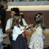 Giovanna Antonelli se diverte com os filhos no teatro