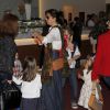 Giovanna Antonelli faz lanche com os filhos antes de entrar no teatro