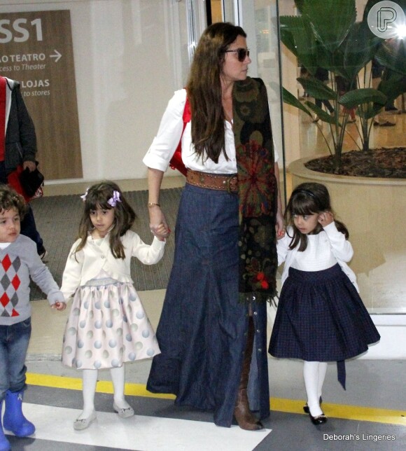 Giovanna Antonelli leva as filhas gêmeas Antônia e Sofia, de 3 anos, ao teatro, no Rio de Janeiro (26 de julho de 2014)
