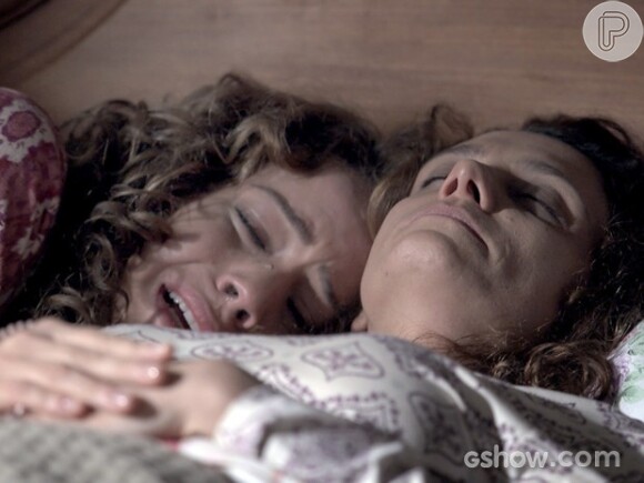 Cristina (Leandra Leal) chora a morte da mãe, Eliane (Manu Galli)