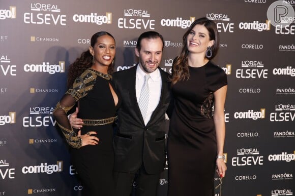 Isabelli Fontana posou ao lado do hairstylist Marcus Proença e da atriz Taís Araújo