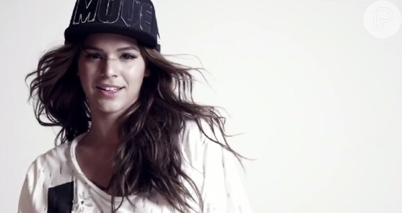 Bruna Marquezine estrela campanha da Coca-cola e se solta dançando rock e funk em vídeo
