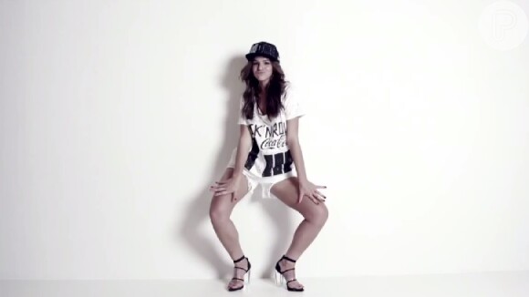 Bruna Marquezine estrela campanha da Coca-cola e se solta dançando funk em vídeo