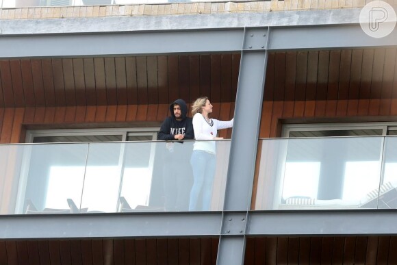 Luana Piovani e Pedro Scooby estão curtindo uma segunda lua de mel no hotel Fasano, na Zona Sul do Rio. Na tarde desta terça-feira o casal foi clicado na varanda do hotel, de frente para o mar de Ipanema, curtindo a paisagem