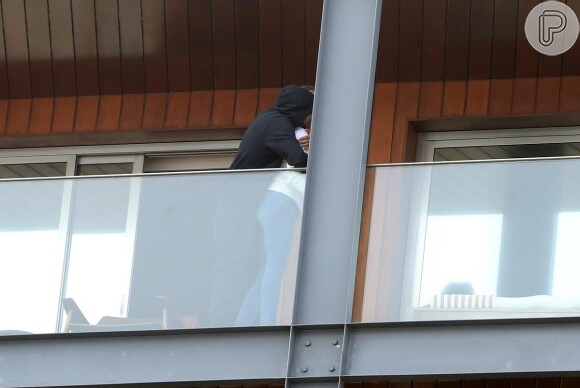 Luana Piovani ganha um abraço de Pedro Scooby na varanda do hotel Fasano, onde estão hospedados