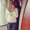 Luana Piovani também usou seu Instagram para clicar um momento de carinho com Pedro Scooby: 'Espelho espelho meu... existe algum amor mais filme do que o meu?" A resposta é simples, felicidade é a gente que faz!! Flores, delicadeza, romance, musica boa'