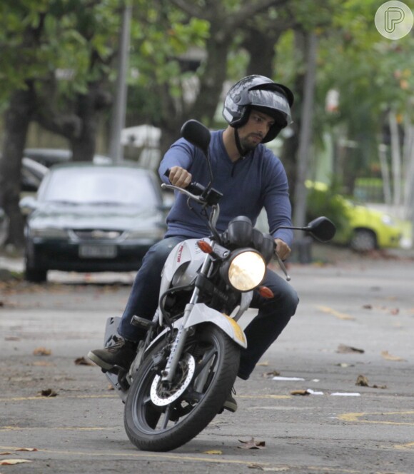 Cauã Reymond aprende a andar de moto para novo filme